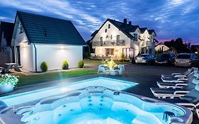 Cichy Domek - Podgrzewany Basen, Jacuzzi, Plac Zabaw - Karwia - Spokój i Rodzinny Wypoczynek
